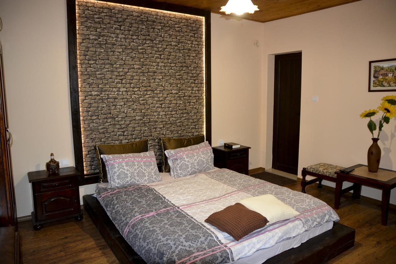 Guest House Raiski Kаt Mezek Bagian luar foto