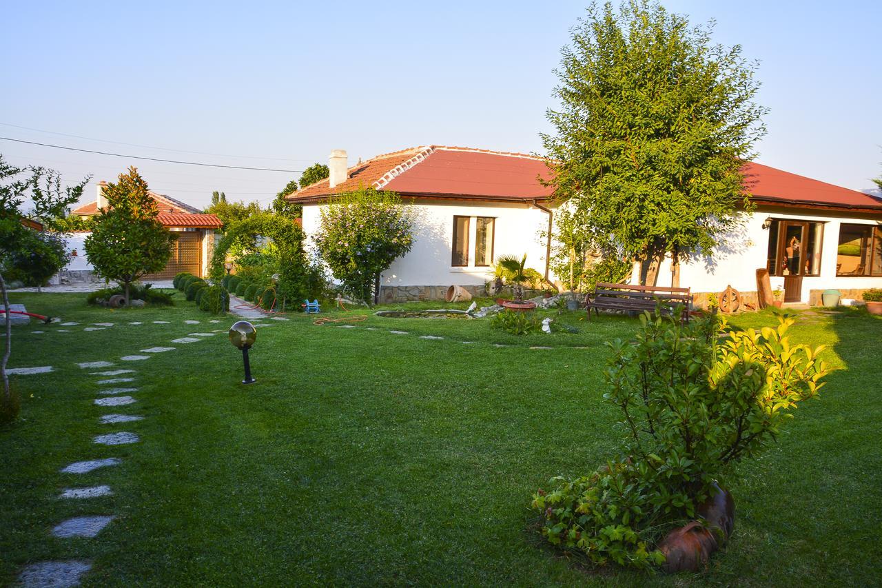 Guest House Raiski Kаt Mezek Bagian luar foto