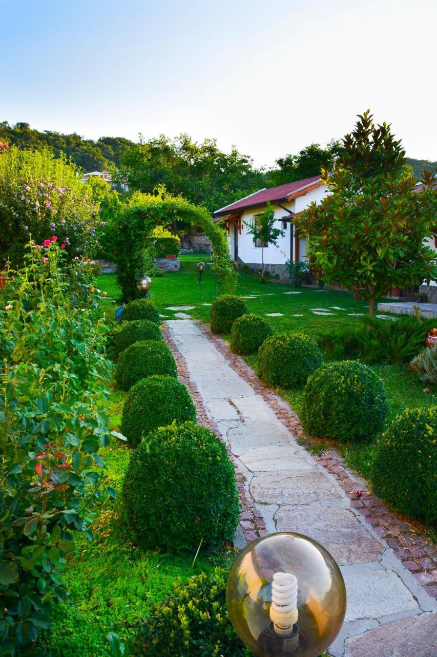 Guest House Raiski Kаt Mezek Bagian luar foto