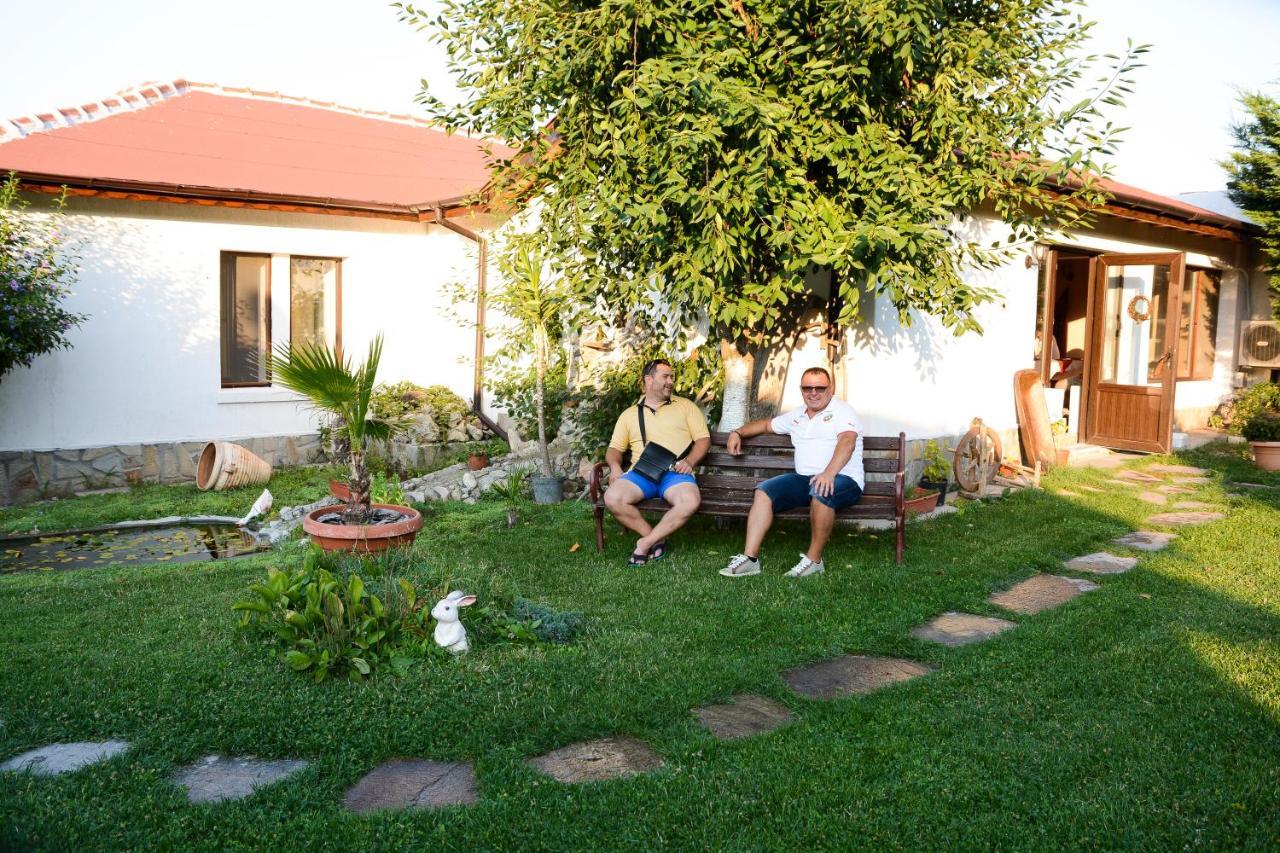 Guest House Raiski Kаt Mezek Bagian luar foto