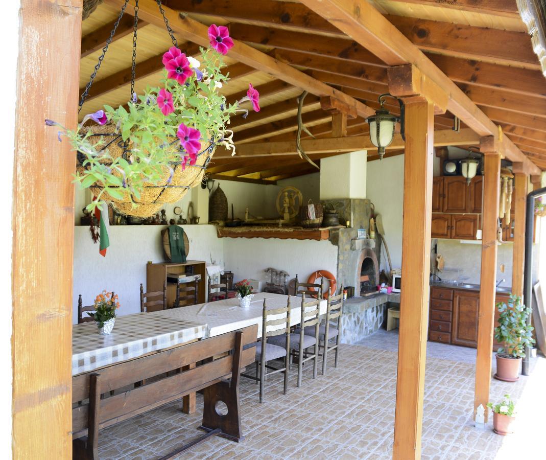 Guest House Raiski Kаt Mezek Bagian luar foto