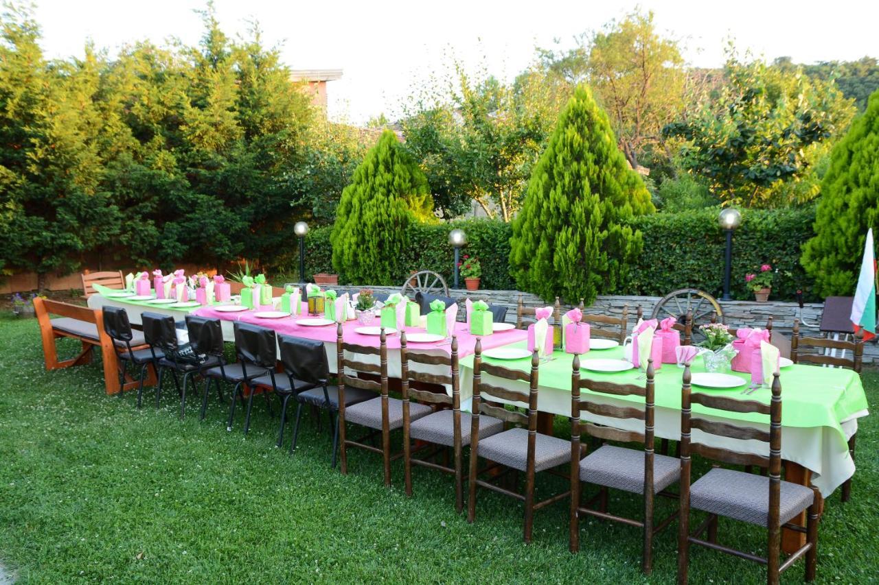 Guest House Raiski Kаt Mezek Bagian luar foto