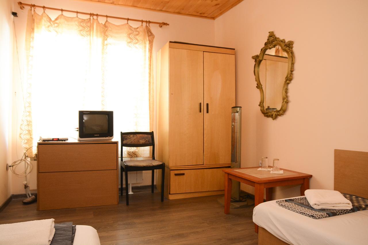 Guest House Raiski Kаt Mezek Bagian luar foto