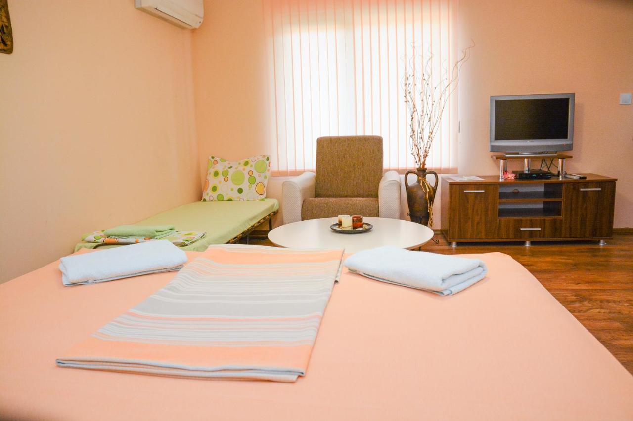 Guest House Raiski Kаt Mezek Bagian luar foto