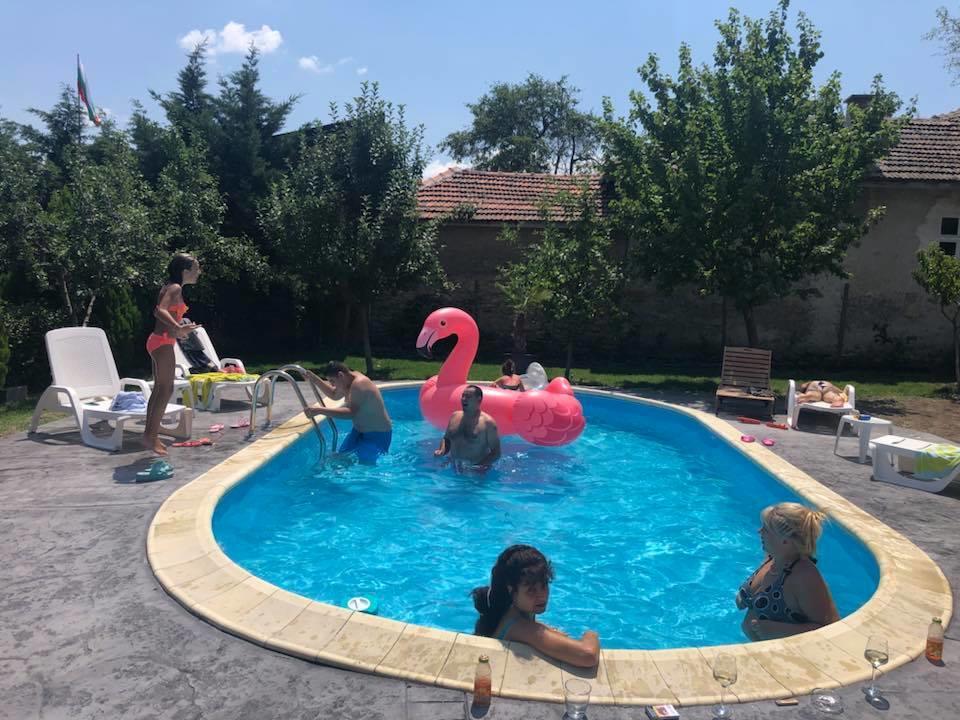 Guest House Raiski Kаt Mezek Bagian luar foto