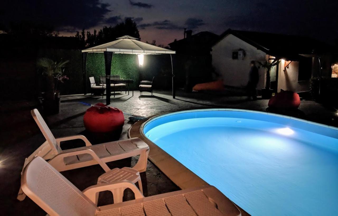 Guest House Raiski Kаt Mezek Bagian luar foto