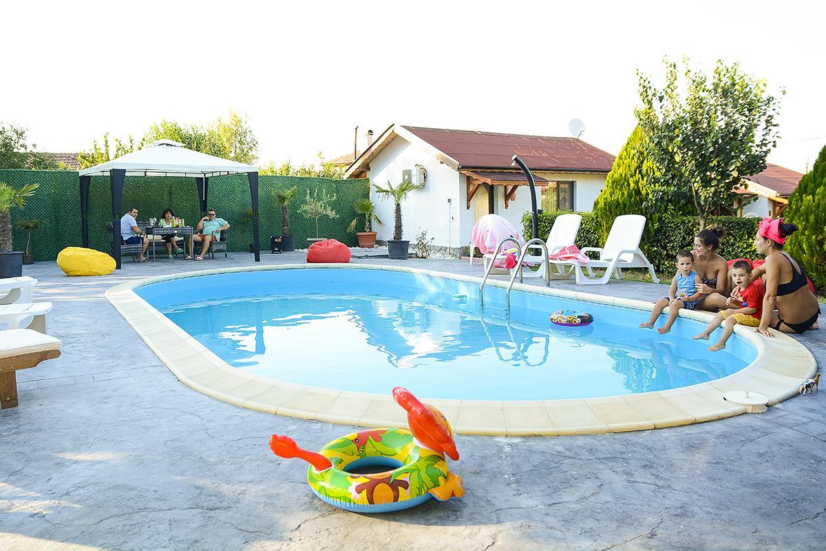 Guest House Raiski Kаt Mezek Bagian luar foto