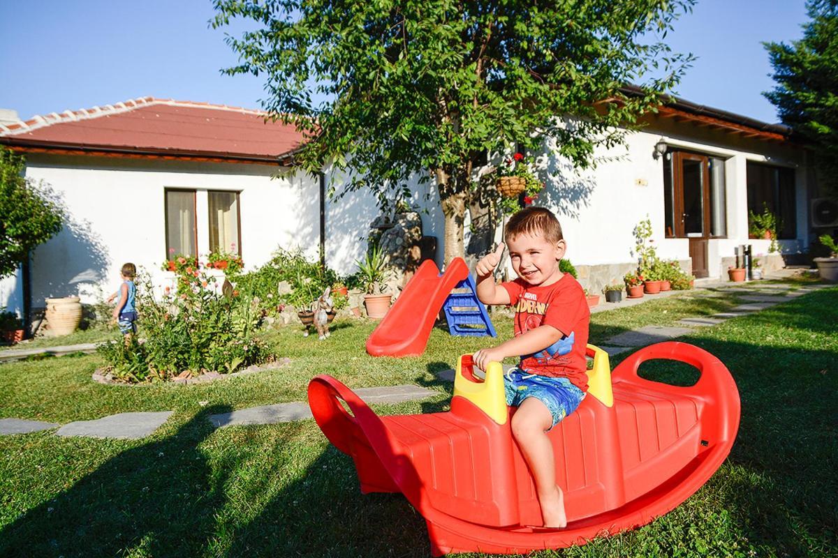 Guest House Raiski Kаt Mezek Bagian luar foto