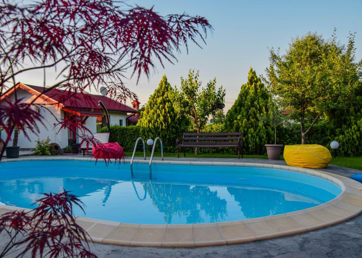 Guest House Raiski Kаt Mezek Bagian luar foto