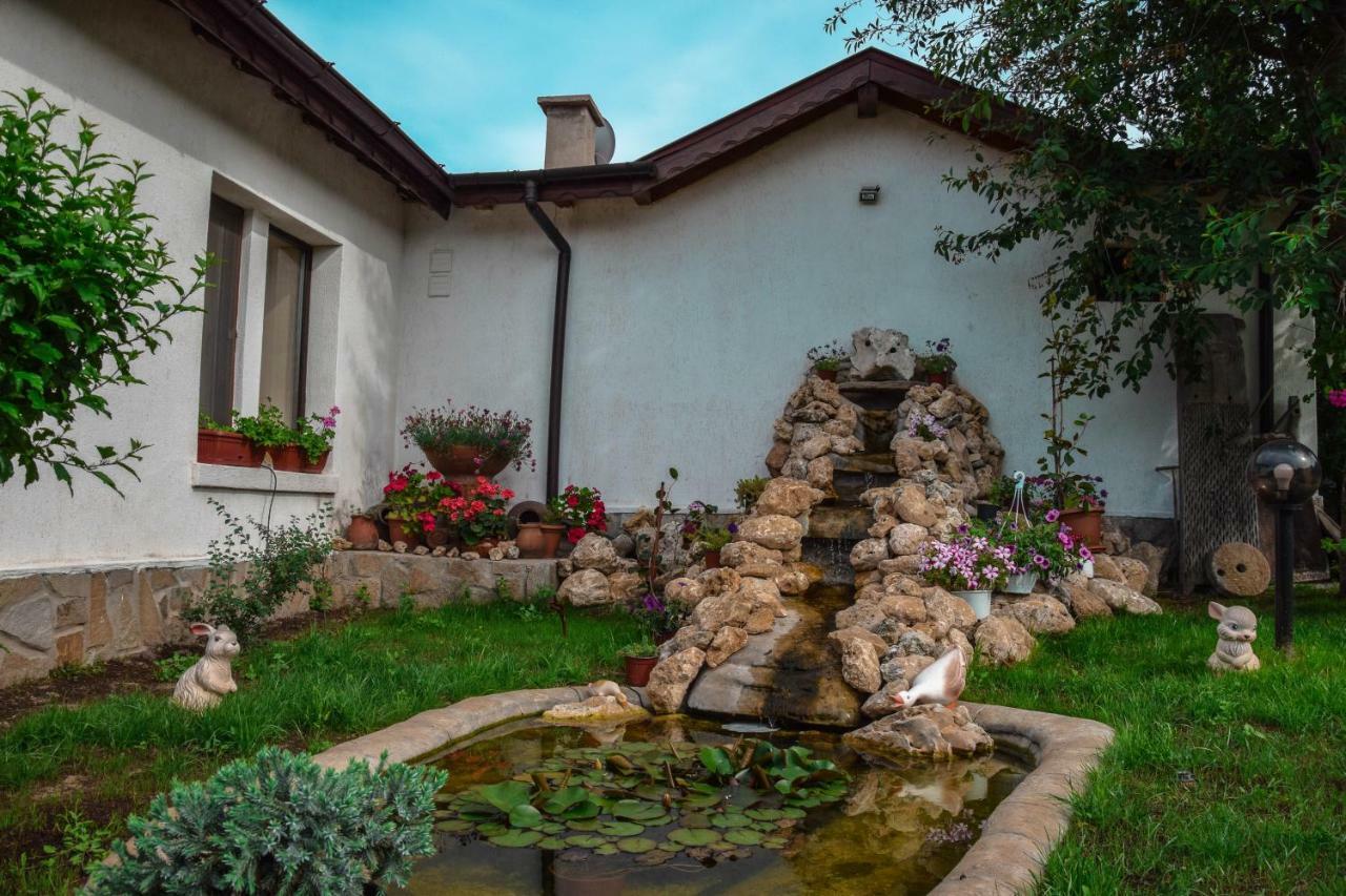 Guest House Raiski Kаt Mezek Bagian luar foto