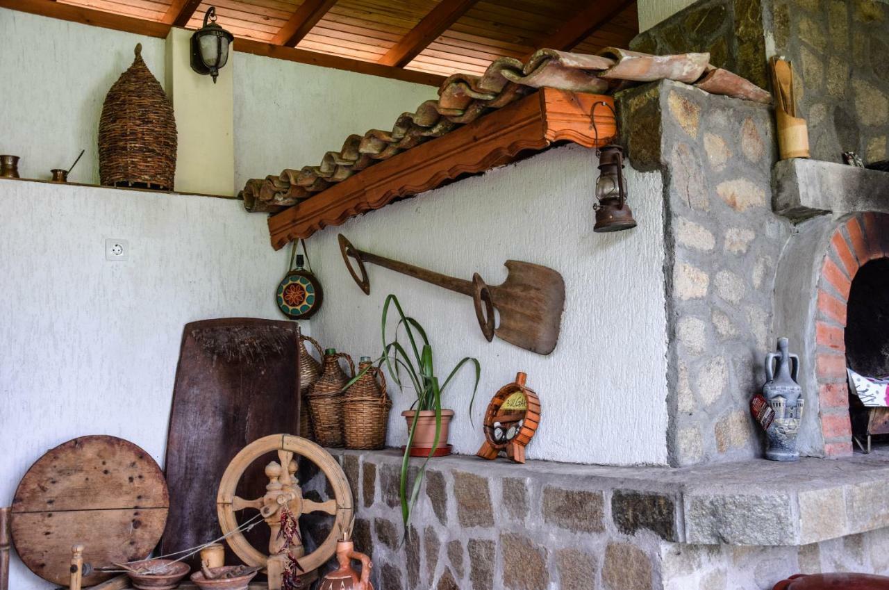 Guest House Raiski Kаt Mezek Bagian luar foto