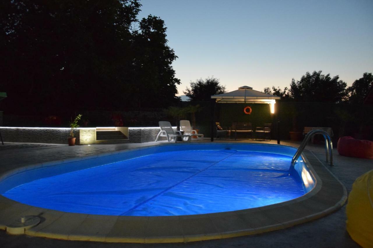 Guest House Raiski Kаt Mezek Bagian luar foto