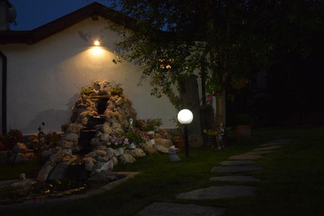 Guest House Raiski Kаt Mezek Bagian luar foto